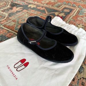 Vibi Venezia Mary Janes in Navy Blue Velvet. Size EU 37 (6.5 fits true to size)